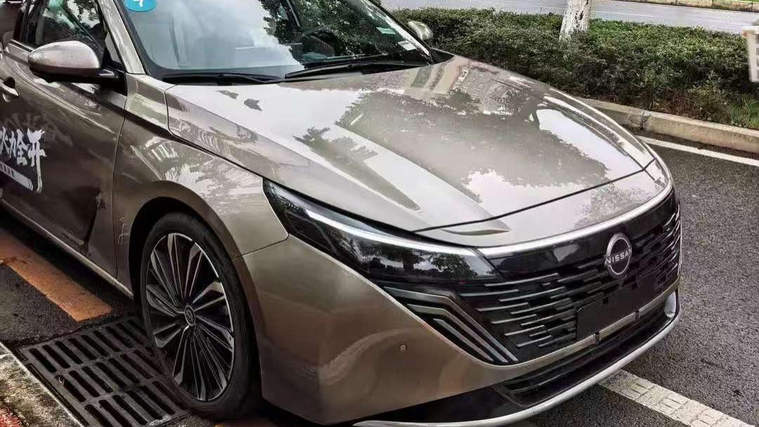 全新天籁PLUS实车现身街头！华为鸿蒙座舱+日产大沙发，两种动力