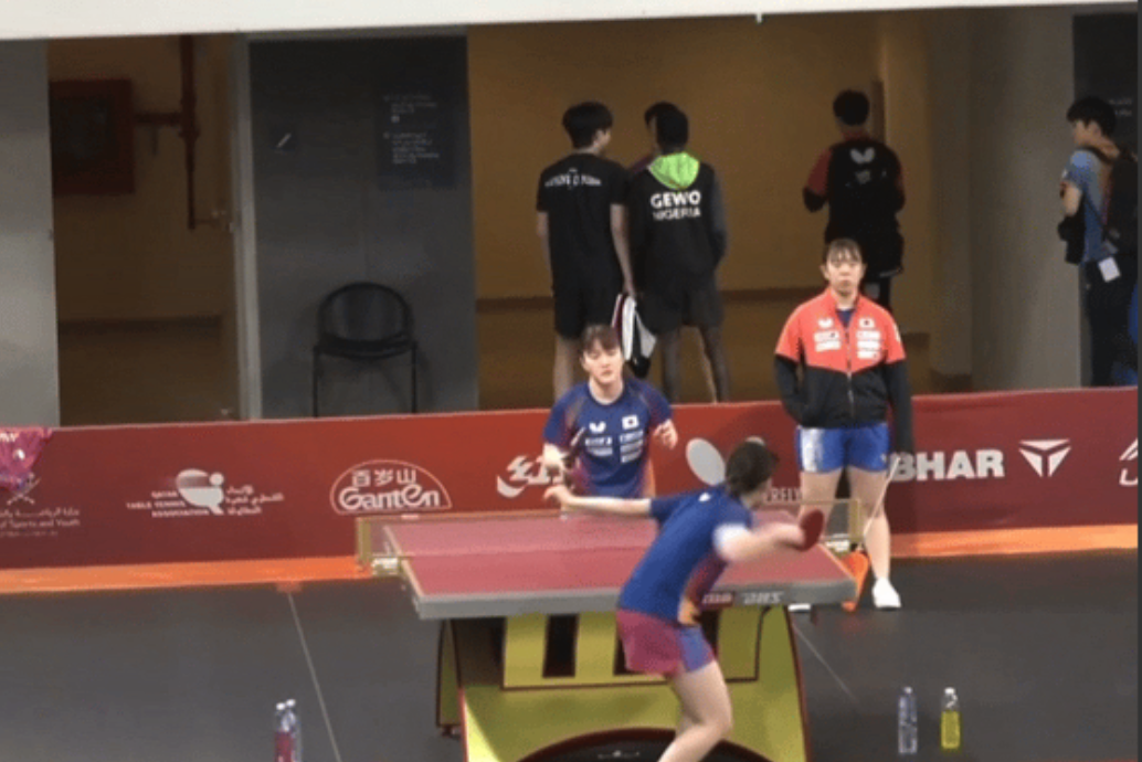 5月19日，王楚钦热身训练，之后被小哥抓住合影，好乖的样子。

王楚钦的单打比赛