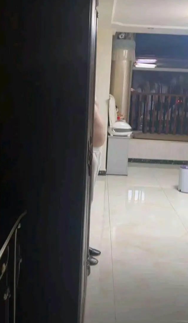 当你回家假装找不到老公时