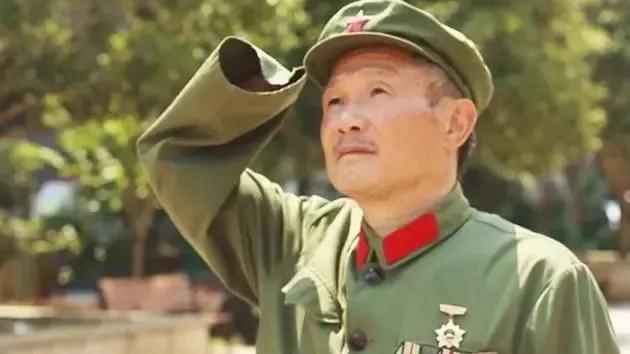 1979年，1战士准备突袭越军，不料突然冒出两个敌人，他死死困住他。而在这危急时