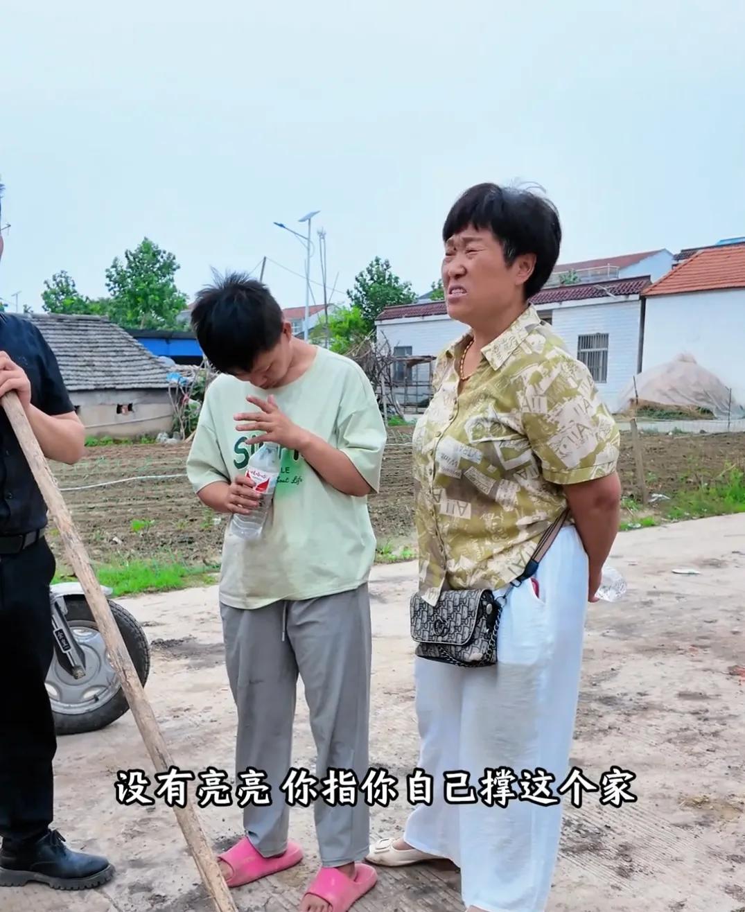 听听邻居们口中的亮哥，是什么样一个人？邻居阿姨说没有亮哥的出现，这家靠周敏一个人