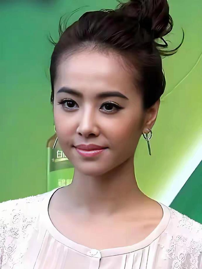 45岁的蔡依林依旧保持着满满的少女感，这样的状态确实很让人喜欢，她身上的活力和对