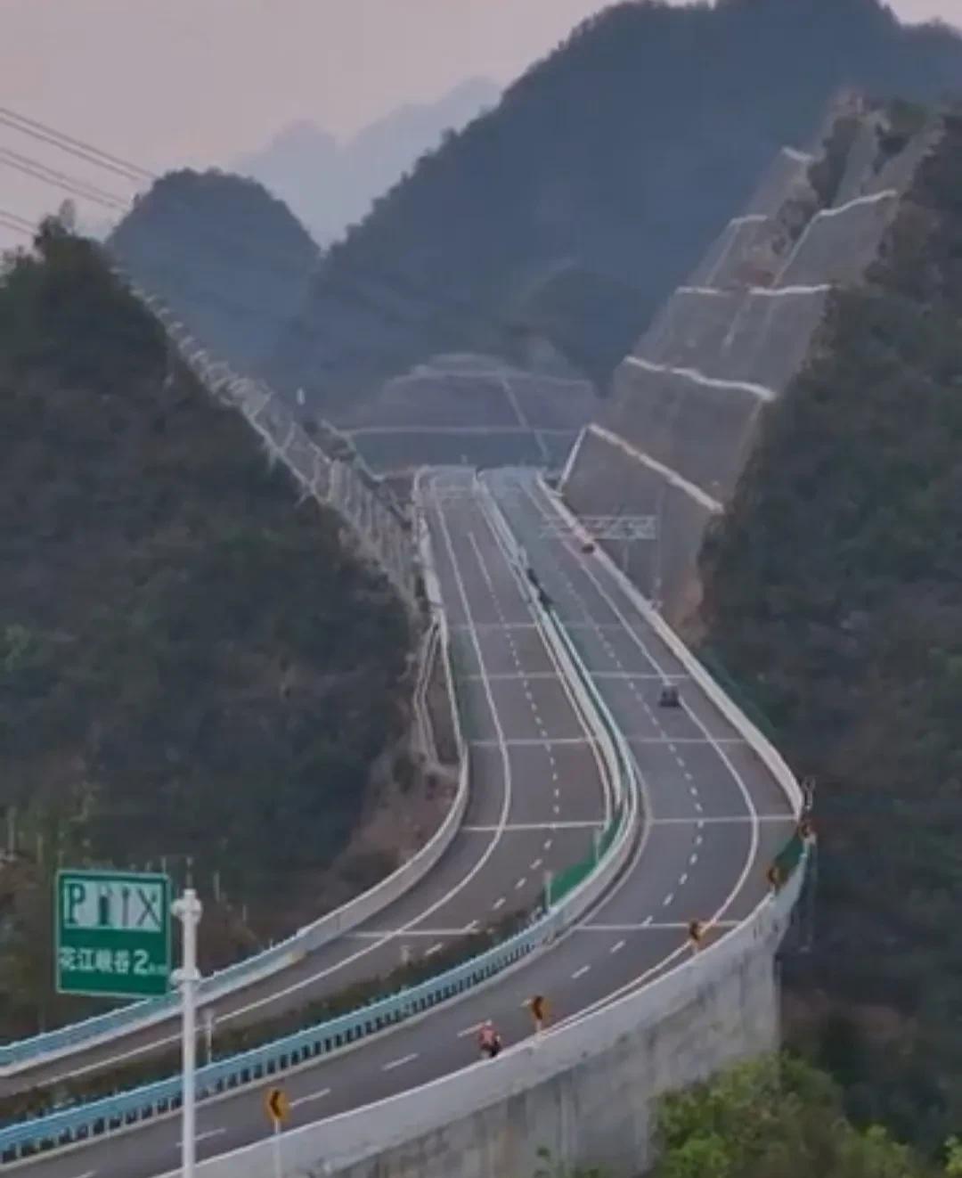 什么叫逢山开路？
看看我们的基建，一座座的山，硬生生的从中劈开，这就叫逢山开路。