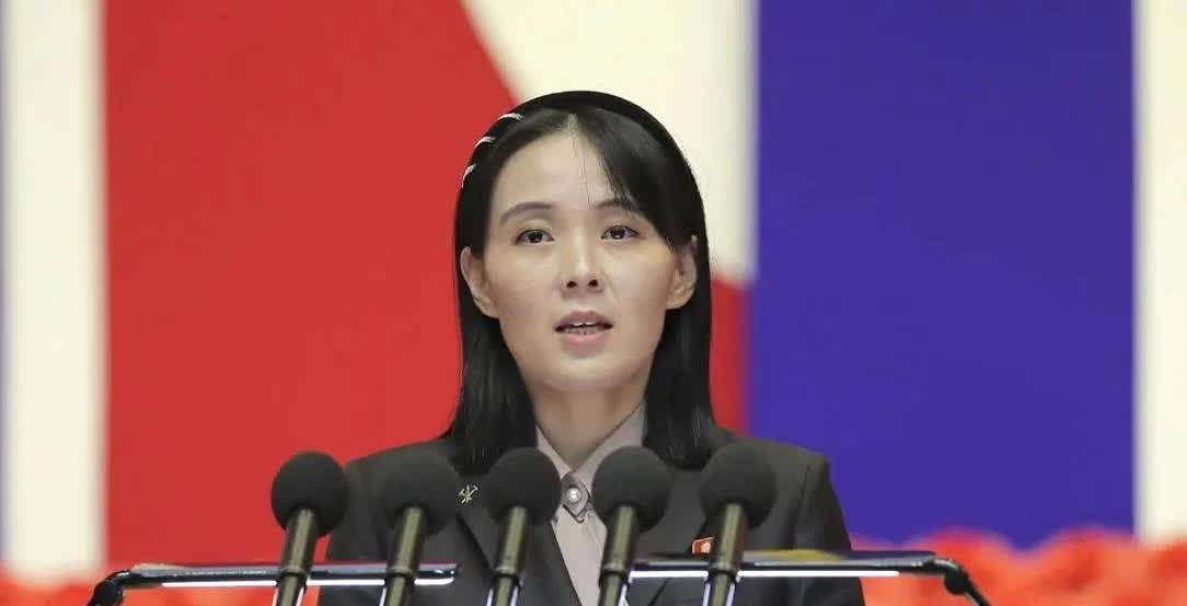 朝劳动党中央委员会副部长金与正表示，朝方有意将不愿改善对韩关系写入国家宪法。金与