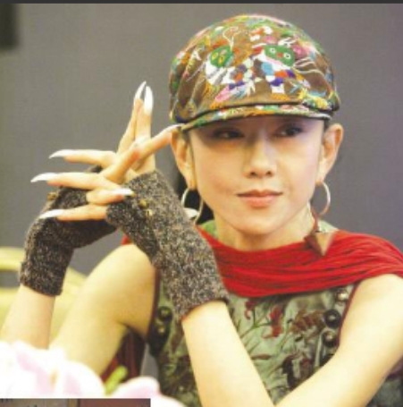 1995年，杨丽萍与台湾富商刘淳晴结婚7年后，刘淳晴对杨丽萍说：“家里老人想抱孙