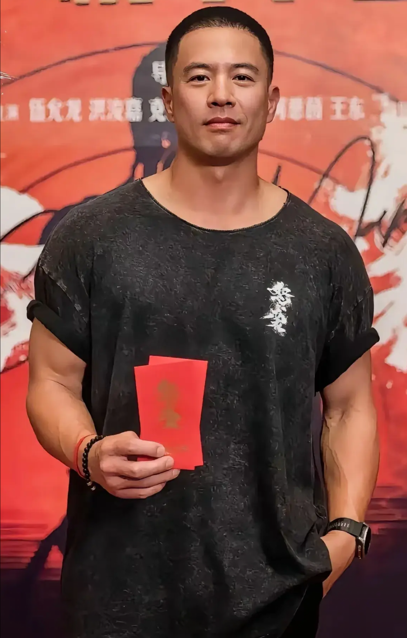 其实男人眼中的帅哥是安志杰这样的，
肤色不是很白，略黑！
短发，脸部线条清晰，有