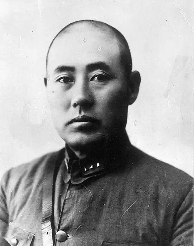 太原沦陷后，阎锡山以丢失重镇的罪名，想要除掉傅作义。关键时刻，卫立煌给蒋介石的一