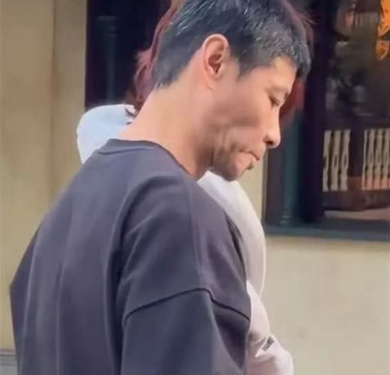 蔡少芬全家游迪士尼，50岁张晋满头白发，拿小吃喂老婆，哄5岁儿子！