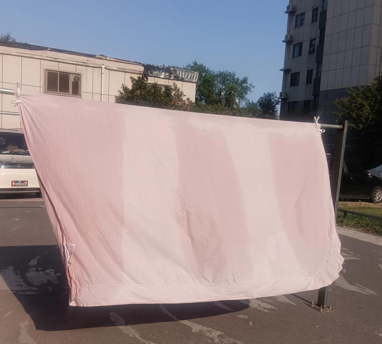 我太喜欢楼下健身器材广场上的单杠了！倒不是我会180度引体向上，我不是健身达人哦