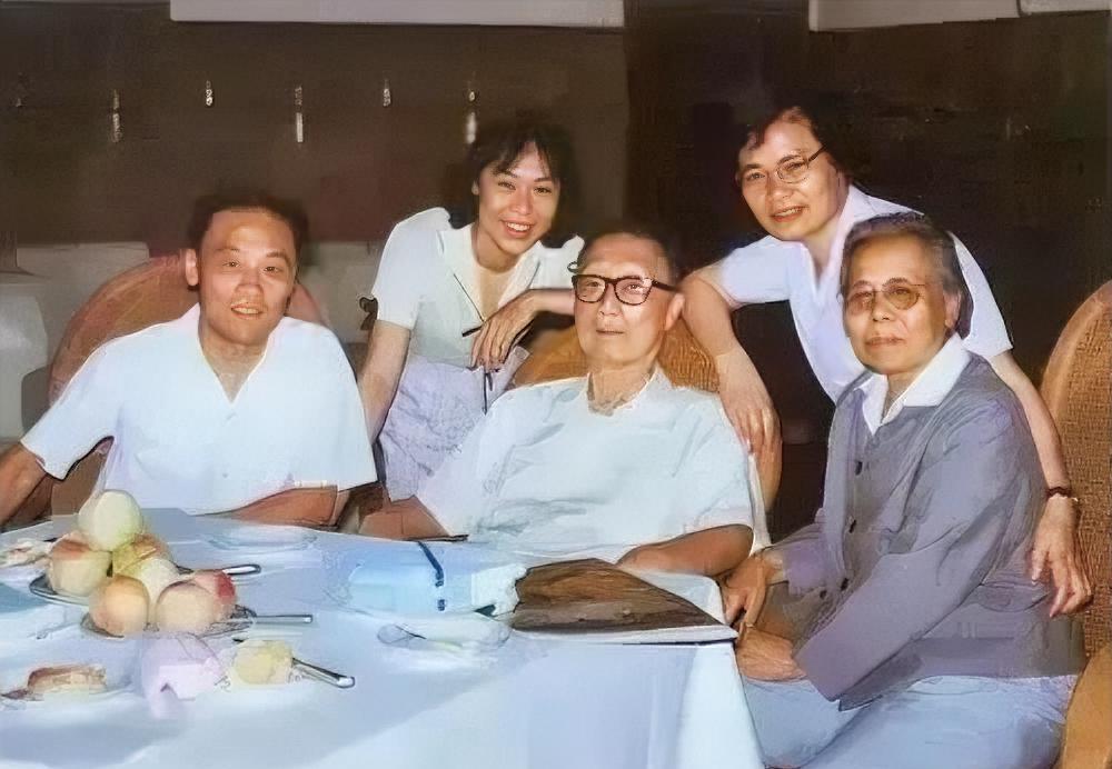 这是聂荣臻全家福，非常温馨的感觉。
左起：女婿丁衡高、外孙女聂菲、女儿聂力、聂荣