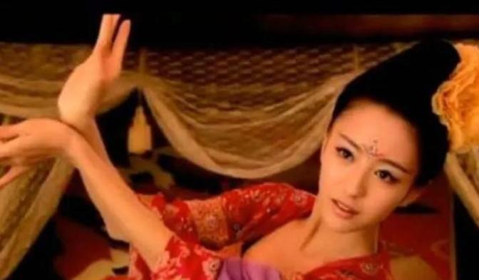 “弟妹真美，可惜嫁给了一个面相丑陋的废物。”  这句轻浮的酒后之言，拉开了李祖娥