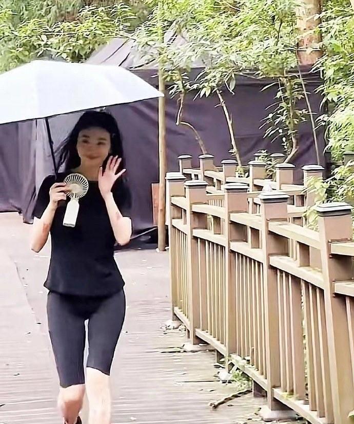 有网友在公园偶遇36岁的景甜拍戏啦，路透图一曝光，直接美上热搜！
当日的景甜身着