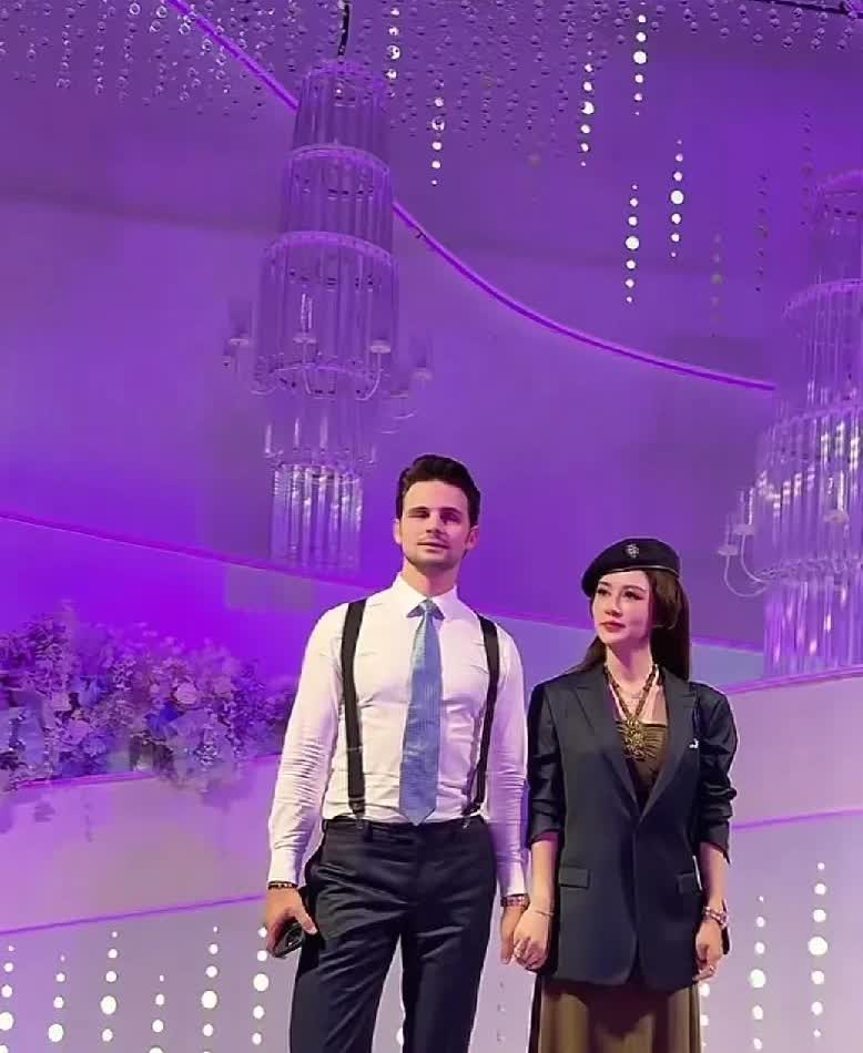 阿迪和盈公主这身造型简直是美爆了。

他们闹分手时，看着两个人的脸都是苦兮兮