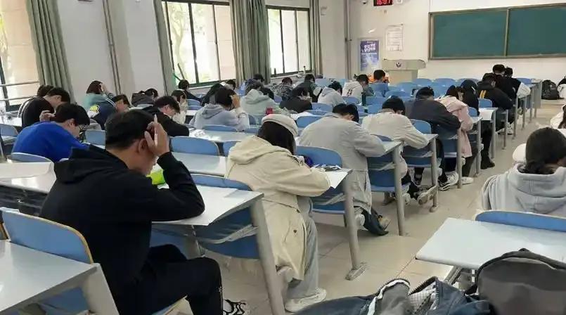 上周末朋友家孩子中考，本来下午要考道德与法治和历史，但是他和孩子中午睡觉时都睡过