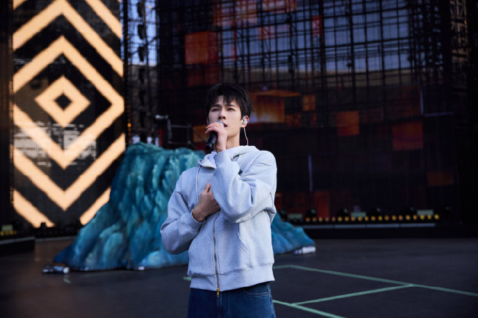 李昀锐跨年出图
期待舞台