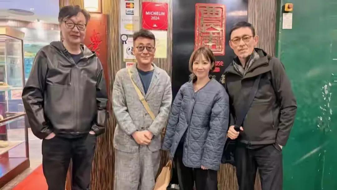 竹幼婷从芬兰回港与朋友聚餐，窦文涛请客，竹幼婷穿露肩装好性感
