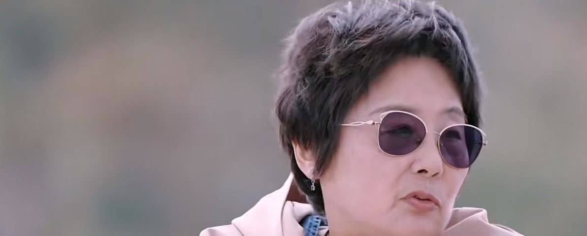 被黄圣依的妈妈感动哭了，她居然担心黄圣依40岁的年纪，不好再在娱乐圈混下去。
