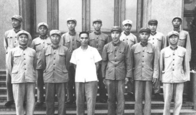 成都军区副政委刘结挺刚到办公室，成都军区司令梁兴初中将气冲冲找来了。进了屋，梁司
