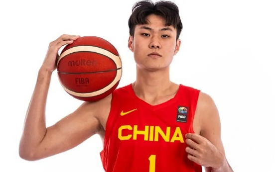 王浩然告别广东男篮！
跟随广东男篮参加5场热身赛后，来自深圳男篮的王浩然不仅表现