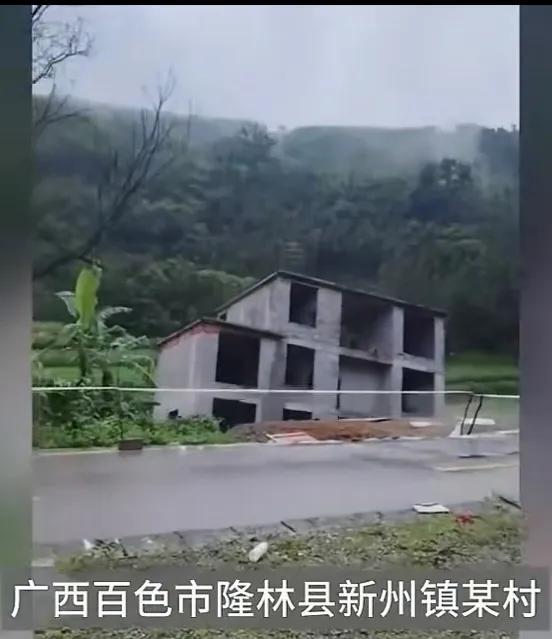 近日广西一位农户，在河边给自家建了五层楼，这五层楼只是毛坯，还没有装修，农户正在