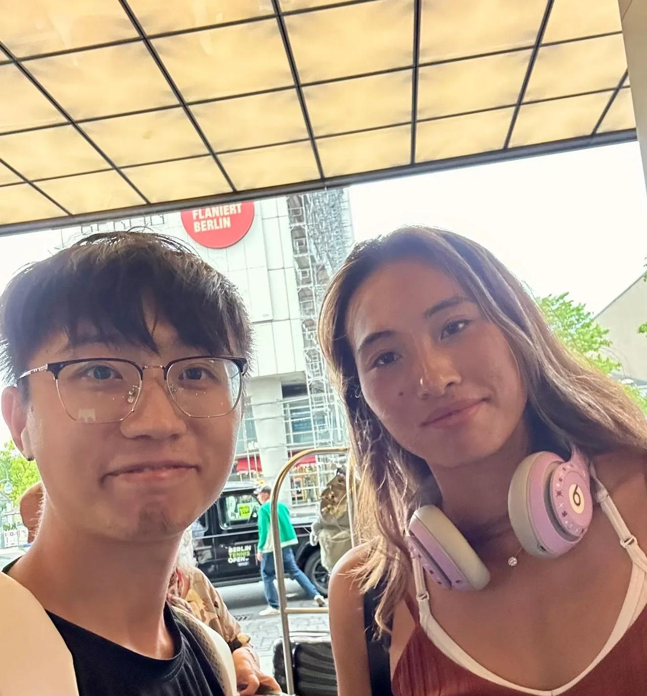 球迷在柏林偶遇#郑钦文# ，不会退赛，首轮硬仗莱巴金娜
小郑在女王杯后的采访表示