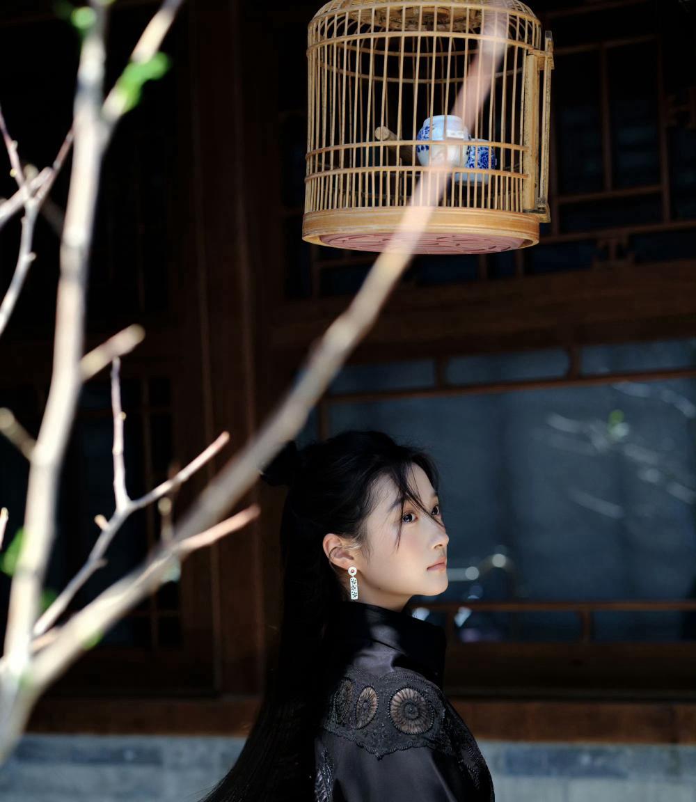 关晓彤妥妥的女 将 军 即视感，简单的高马尾搭配黑色新中式服饰，真的太酷太飒了！