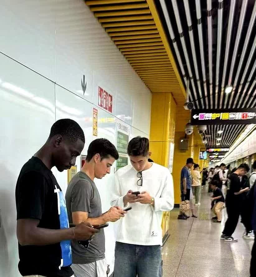年薪1亿的外援挤地铁买青菜

这画面比进球还炸

昨晚上海陕西南路，小李