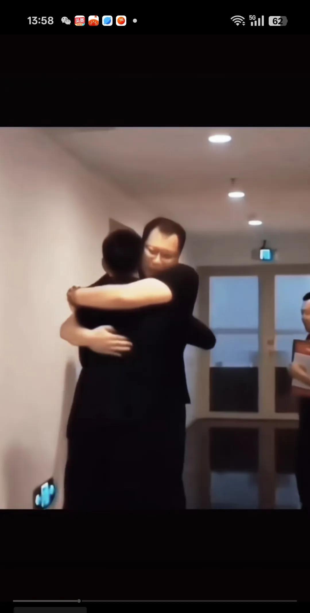 还记得上赛季辽宁队里最困难的时候站在了悬崖边上，半决赛G4打回了沈阳。比赛后吴指