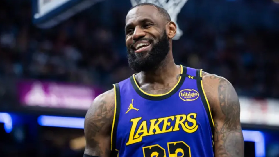 篮球史上的非凡成就：唯三在不同球队斩获 FMVP 的传奇球星