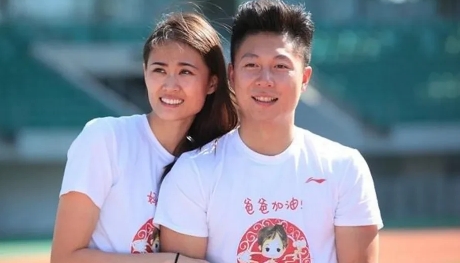 2015年 ，世界冠军李小鹏带着妻子李安琪 ，上综艺节目 。李安琪优越感爆棚，全