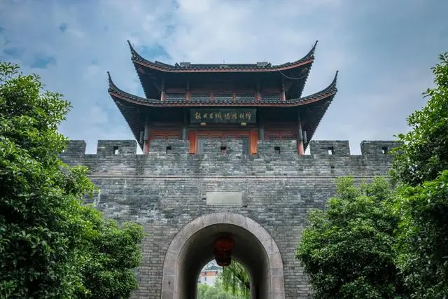 南宋为什么定都杭州
 
说到南宋，不得不提的便是宋朝空前发达的经济，承前启后的文