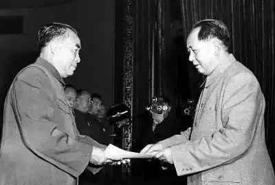 “红军之父”朱德军衔编号是004，直到60年后才揭开001是谁，佩服毛主席的格局