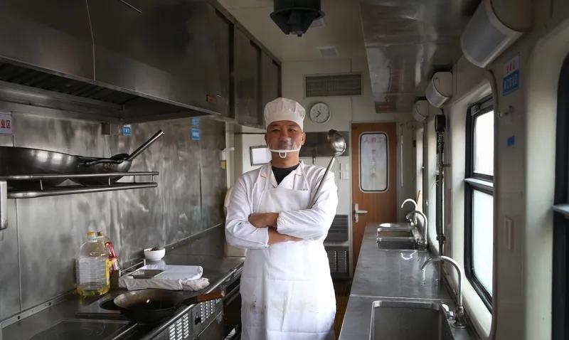 这世上有多少两口子是互相不喜欢合不来还懒得离婚过一辈子的呢？
不计其数。
婚姻是