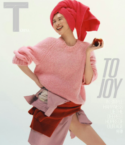 不是艳俗堆砌是超模实力！何穗披床单拍封面，以极简造型撞破时尚规则，母性温柔融于冷