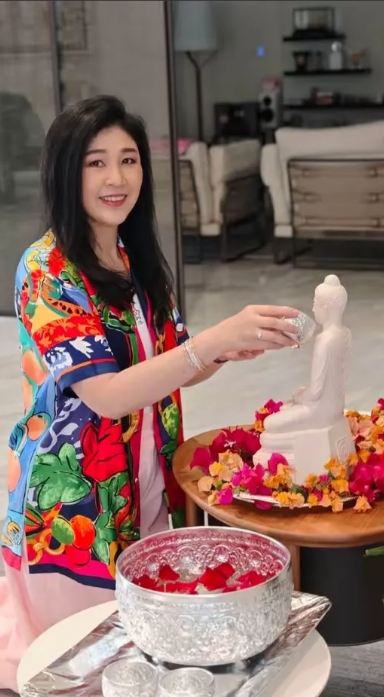51岁的英拉跪地祈福，即便侄女当总理，她也还是过着流亡生活……

不知道英拉什么