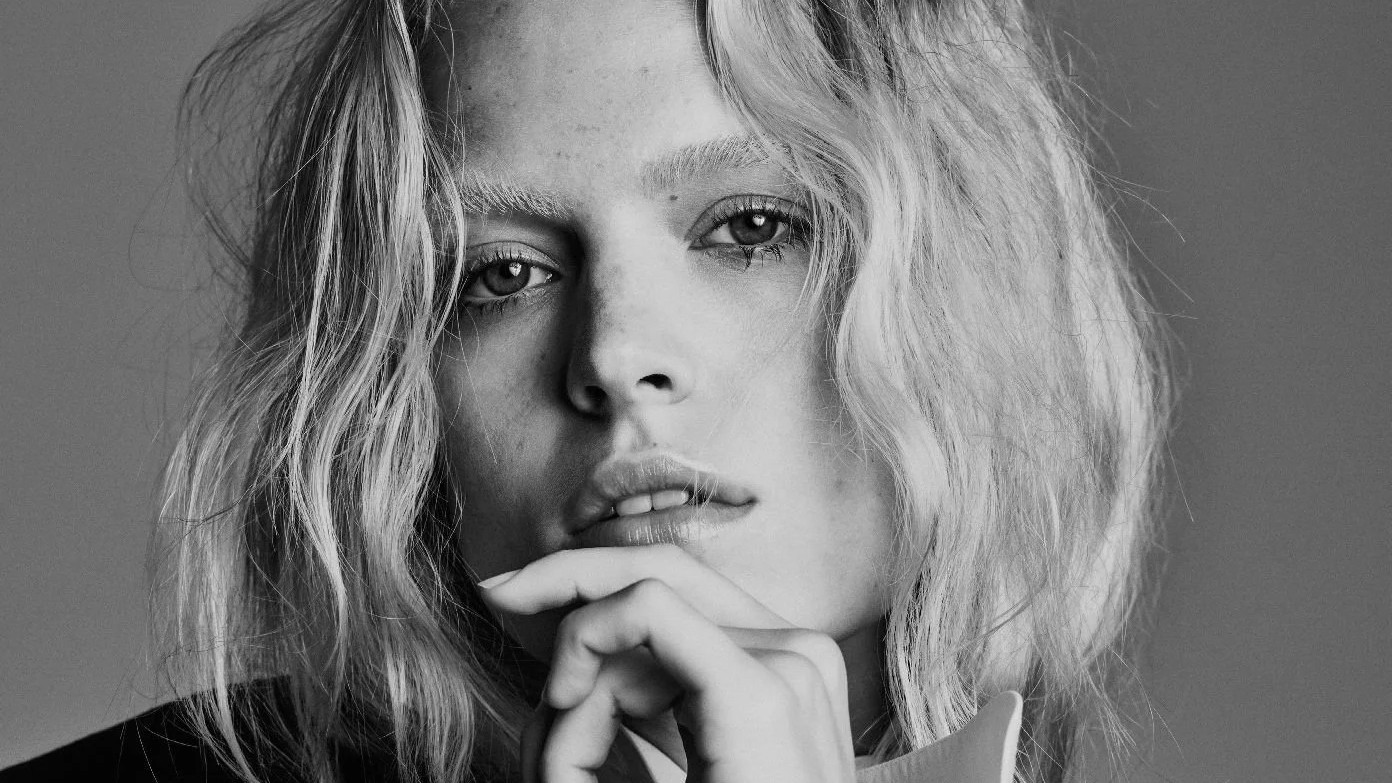 俄罗斯超模沃佐德亚耶娃，黑白时尚肖像画摄影