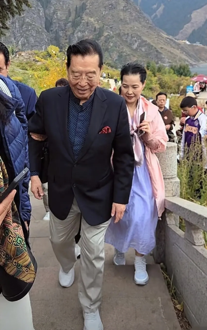 9月21日，李双江与梦鸽现身新疆天池风景区，李双江老了，头发一看就是染的，身材发