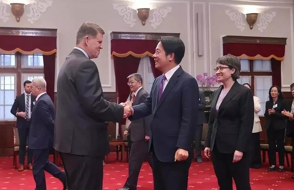 赖清德是蛤蟆吃秤砣，铁了心了。他在最近的讲话中公然声称：台湾已经拥有构成国家的“