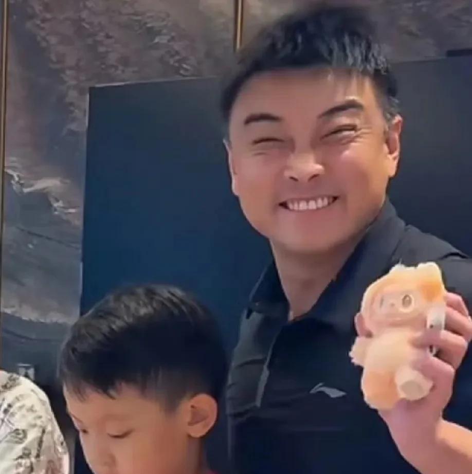 怎么回事？白告上班和不上班完全两个人，相差太大了[捂脸]。
上班的时候像包公，整
