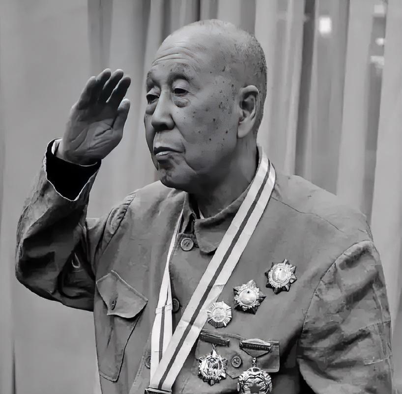 943年，八路军营长受了重伤，治了1年，动了7次手术都没好，上级决定送他去延安治