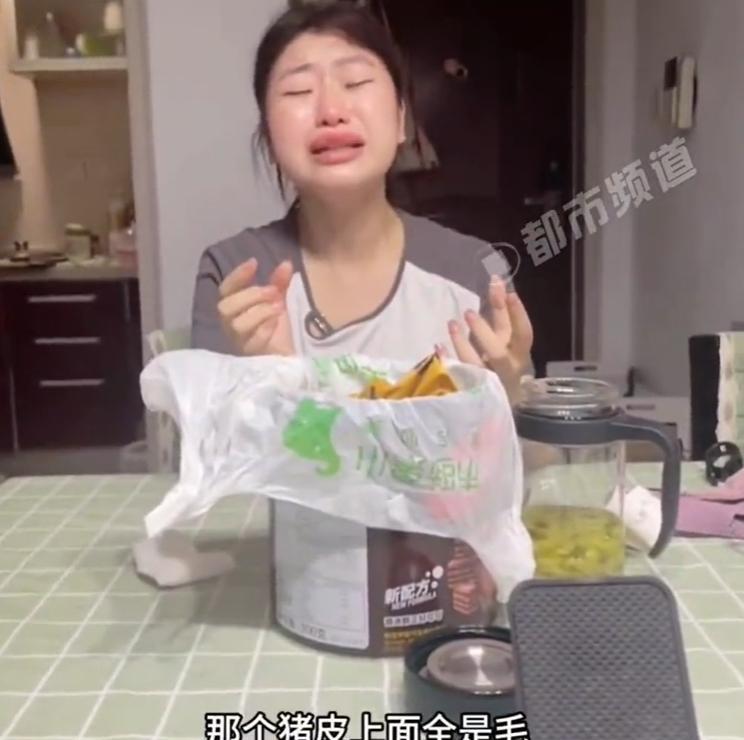 【#女生打暑假工第一天为工作餐哭惨了#】#女生打暑假工的哭点竟是工作餐#近日，江