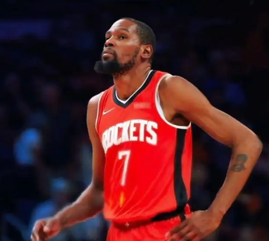 杜兰特不算强，因为他没有证明过离开勇士的他也能拿冠军，他的体力和球商是两大缺陷，