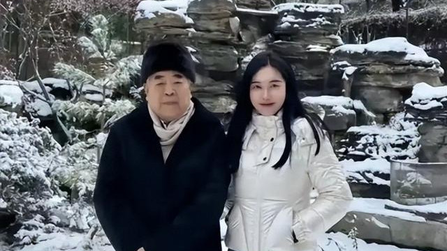 他和37岁妻子站一起像爷孙，桌上摆满古董，墙上挂前妻照片