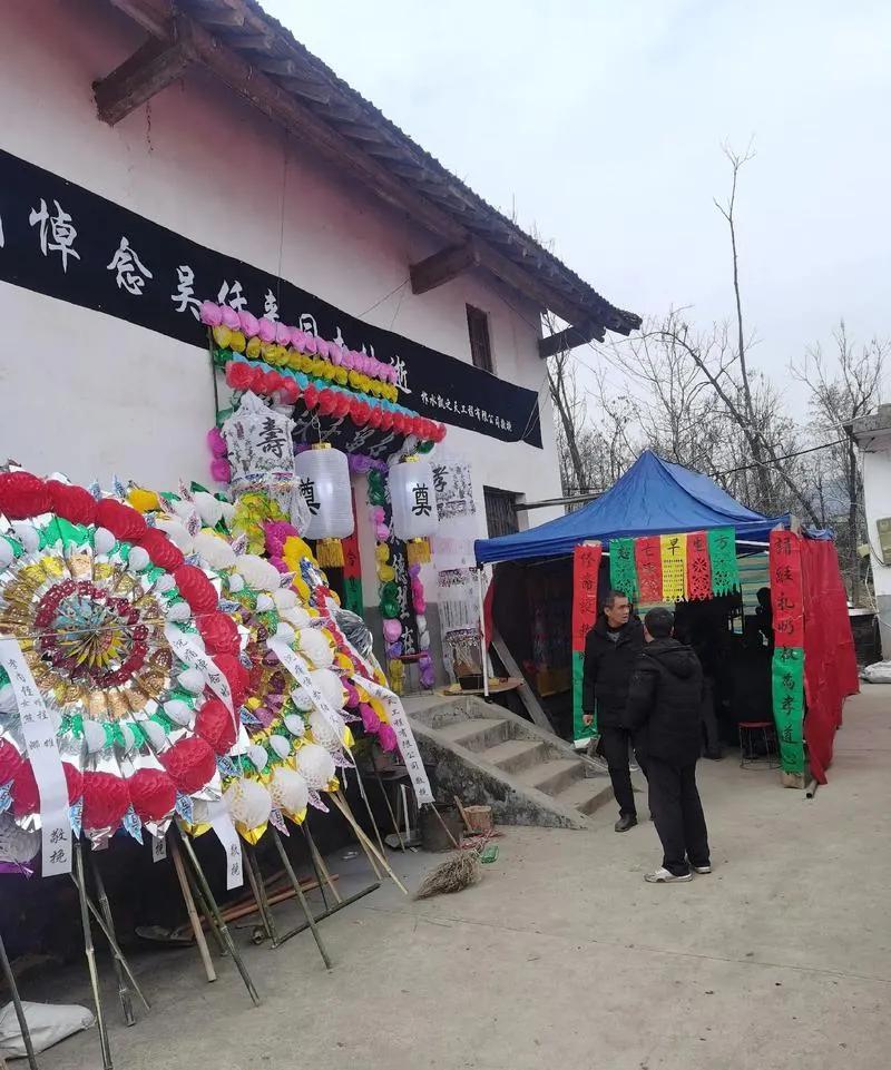 我们这个小村子出了一件大怪事！
几个小时的时间就埋了人，啥仪式也没有，你见过这样