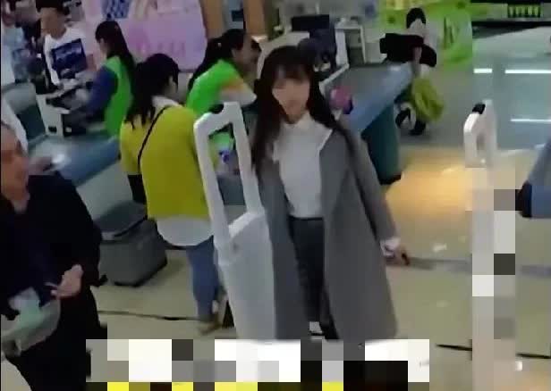 发生在“胖东来”超市的一件小事:
一天，一名女子偷偷拿了超市的一块肉，最便宜的