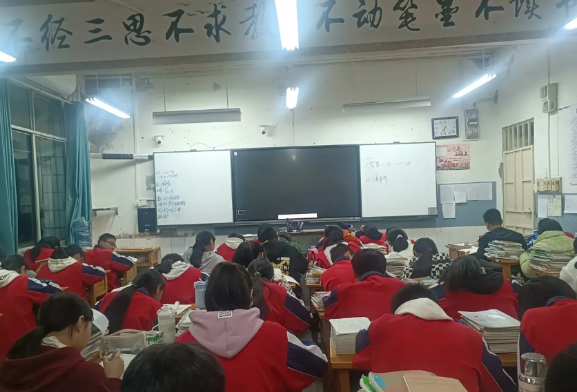 初三毕业在即，我发现我班上不少学生才14岁，真是太小了吧！
今天填中体考报名信息