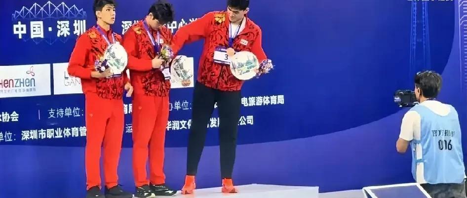 400米自由泳摘铜后，孙杨没做任何庆祝，直直趴在泳池栏杆上，许久保持不动。他肩头