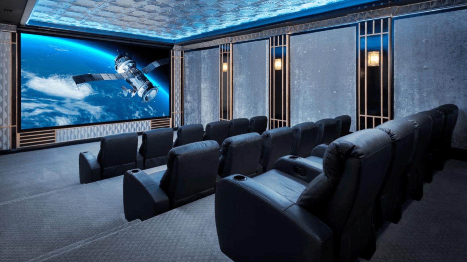 深圳家庭影院音响定制，如何实现与智能灯光、窗帘等设备的联动控制？