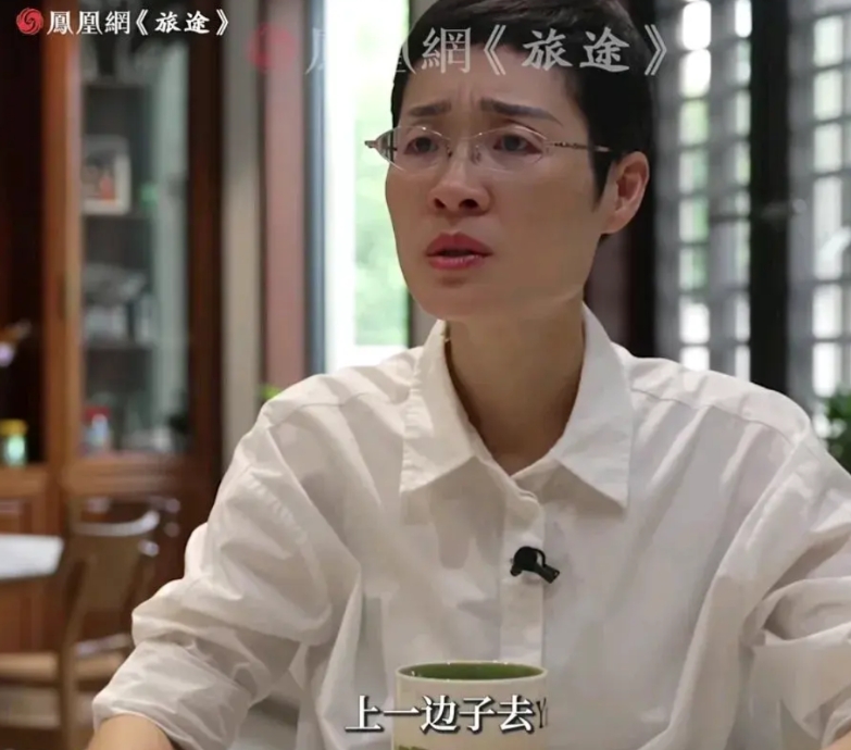 13岁被姑姑收留，牛奶只能喝表哥剩下的，剥蒜慢了就要被吼。
如今，刘晓艳是网红英