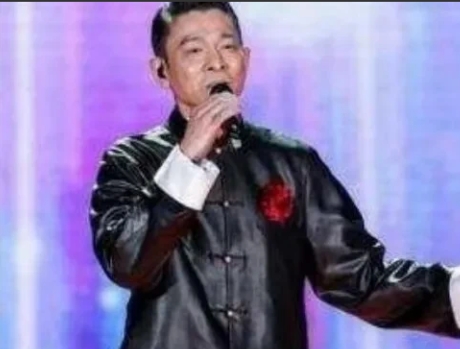2000年，一位东北富商为了给自己的企业做宣传，请刘德华来沈阳开演唱会。酬金是3